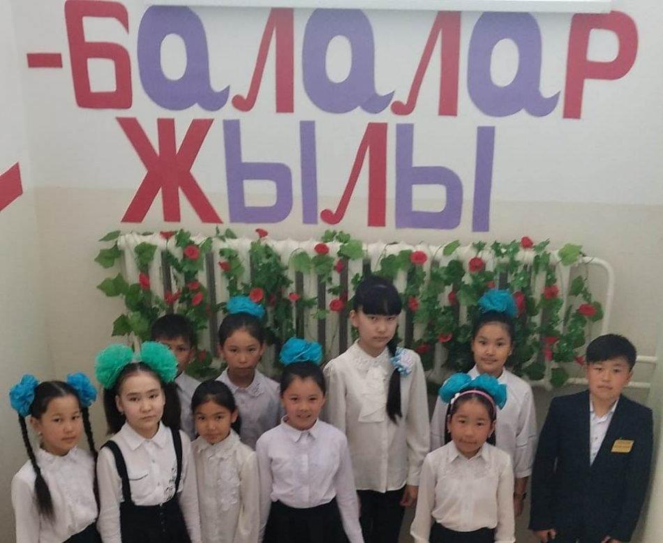 №23 Тескентоған жалпы орта білім беретін мектебінде «Балалар жылы»: «Келешектің тұтқасы білімді ұрпақ» тақырыпта мектеп кітапханасында  5 сынып білім алушылары  өздерінің оқыған кітаптарындағы  кейіпкерлері туралы өз ойларын ортаға салып пікірсайыс ө